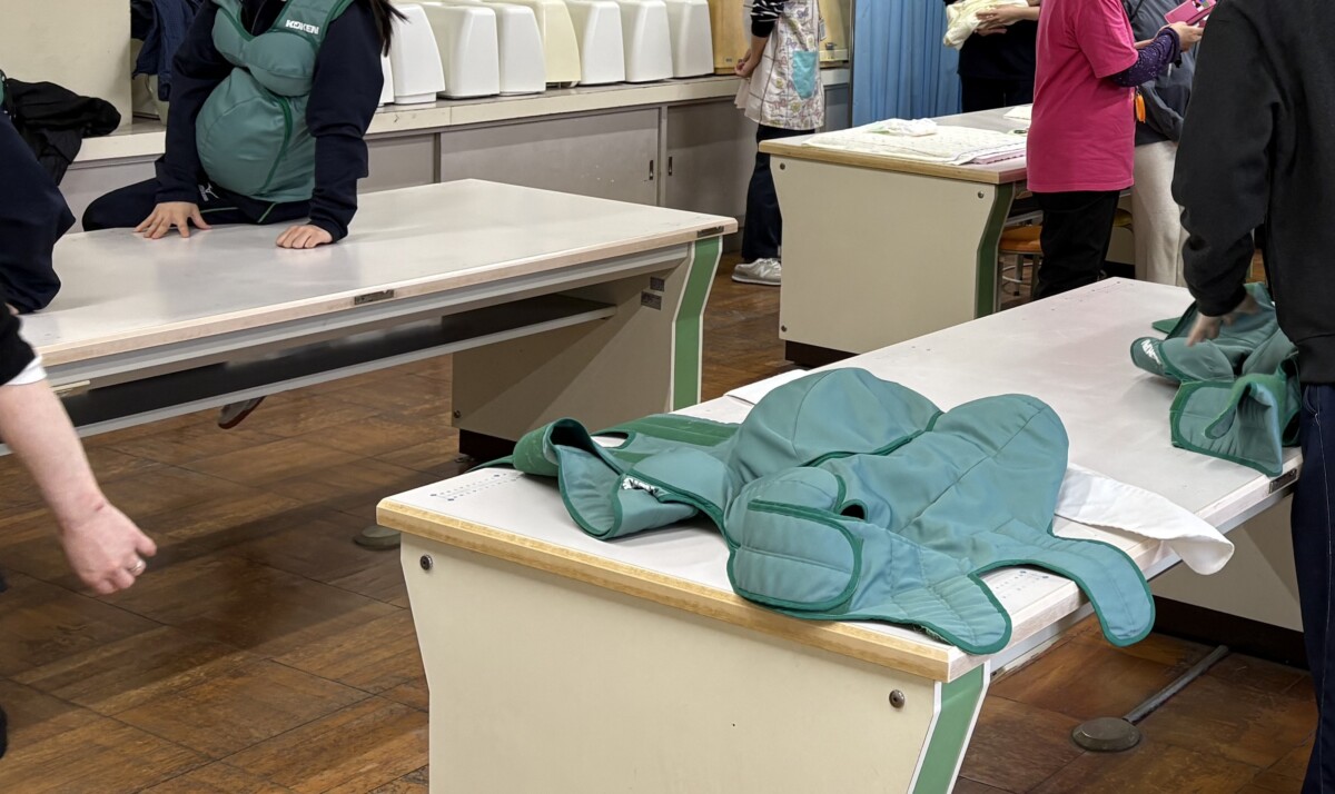 妊婦体験中学生